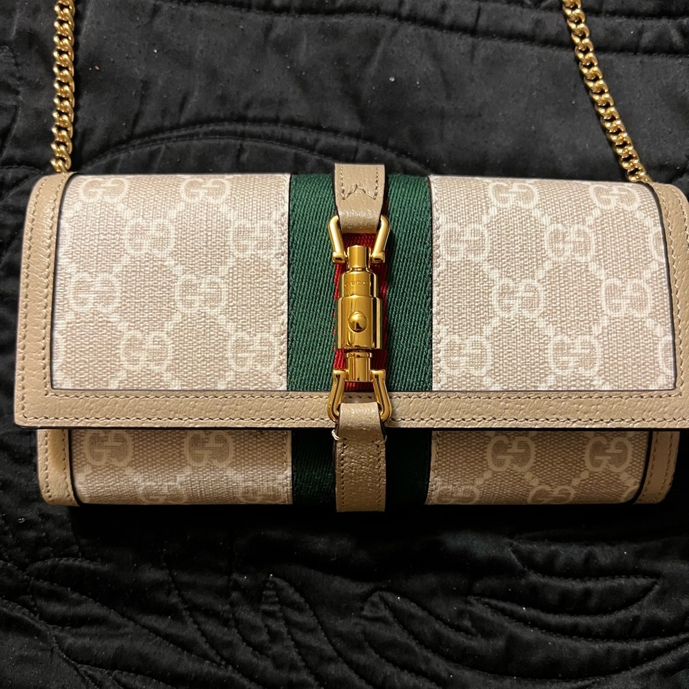 Gucci Jackie 1961 chain link wallet. Never worn. Brand new. Comes with box.